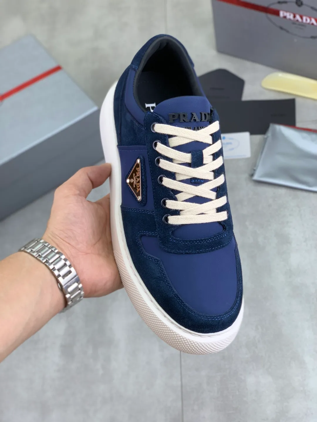 Men's shoes 💰P560💰 [New model] High version official website popular model is on the market, 🆘 Trendy brand (Prada) mainly promotes popular model, avant-garde and versatile fashionable men's shoes private version mold opening, cowhide surface splicing 1:1.. Stylish and simple, original imported cowhide lining cowhide feet; the atmosphere and personality are more fashionable, eye-catching and pursuing class. It will subvert the old idea and be a must-have for fashion trendsetters with you! Must keep it for yourself! Tall and comfortable, large and low, high-end quality workmanship. Code number: 38-44 5⃣️colors available.